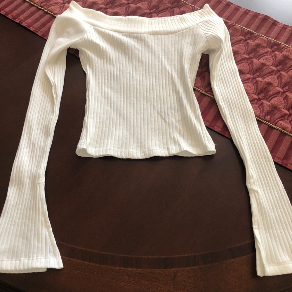 NEW WITH TAGS Urban Outfitters Top! - Picture 2 of 5